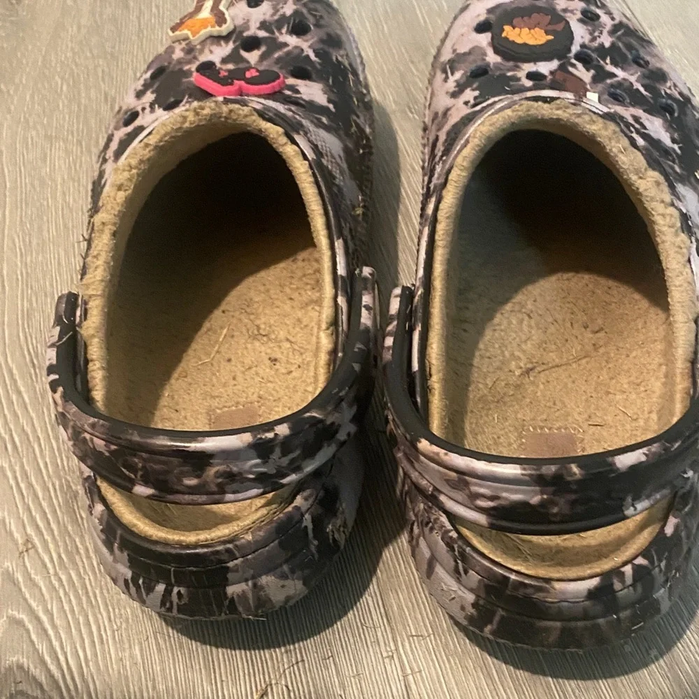 Crocs Camo Brown and tan with Fun charms - Picture 3 of 3